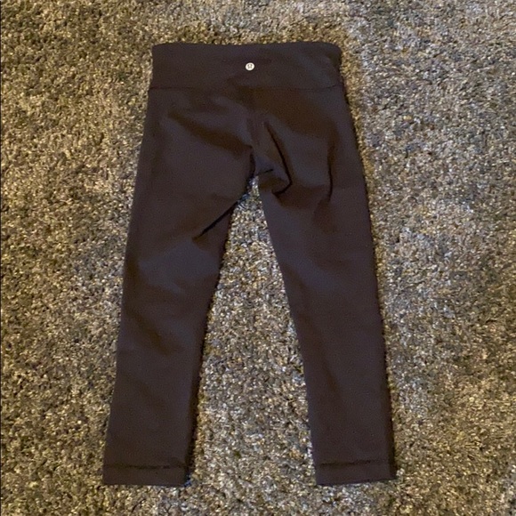 lululemon athletica Pants - Lululemons Under Wunder Capris size 4!